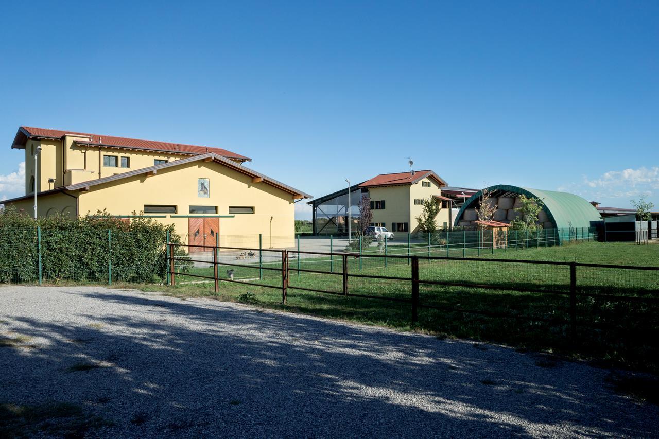 Agriturismo Camisi Qh Cambiago Luaran gambar